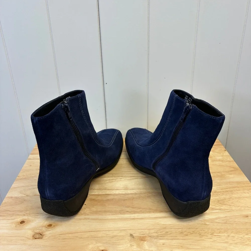 Clarks Ashlyn Y2K Quiet Luxury Suede Ankle Boots Womens Size 10M Old Money Chic